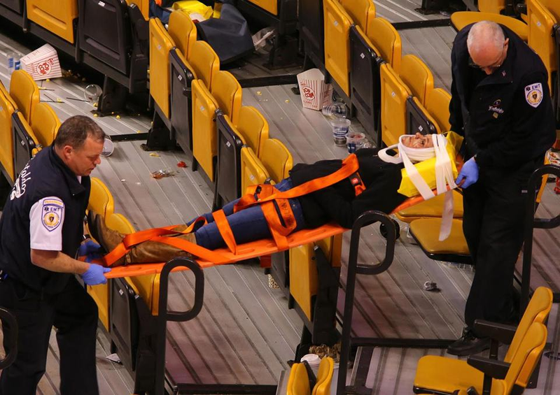 Illustration for article titled Netting Falls At Bruins Game, Injuring Two